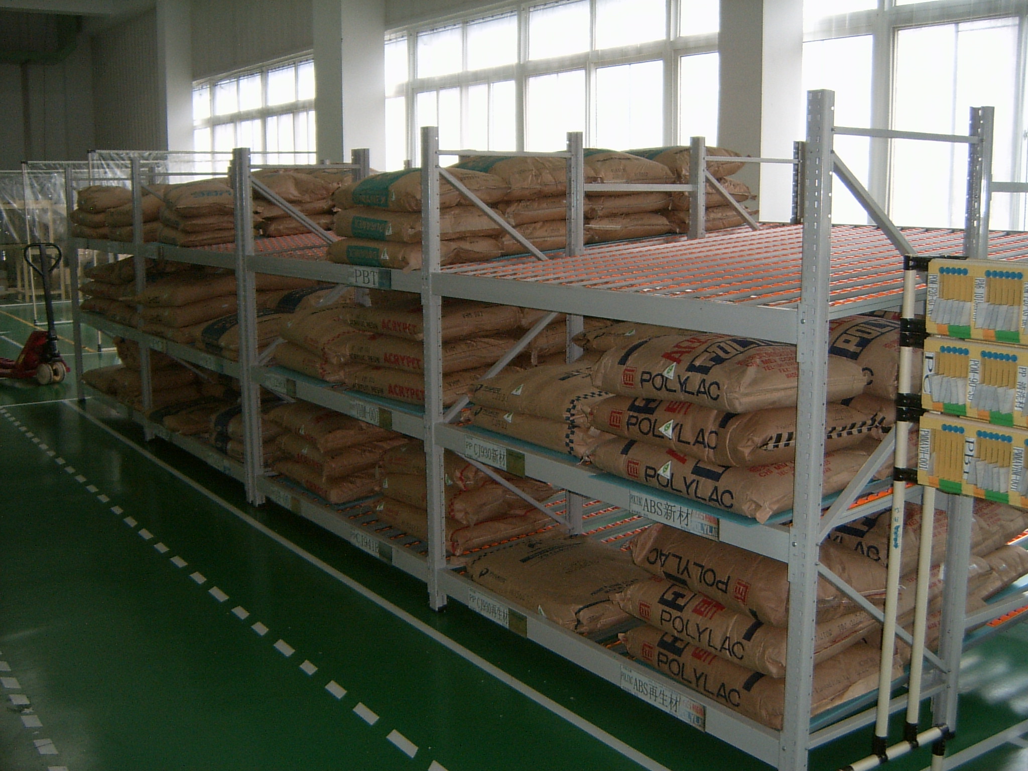 Sistema de estantes de fluxo de caixas personalizáveis ​​Peterack com roletes para linhas de produção fabris.