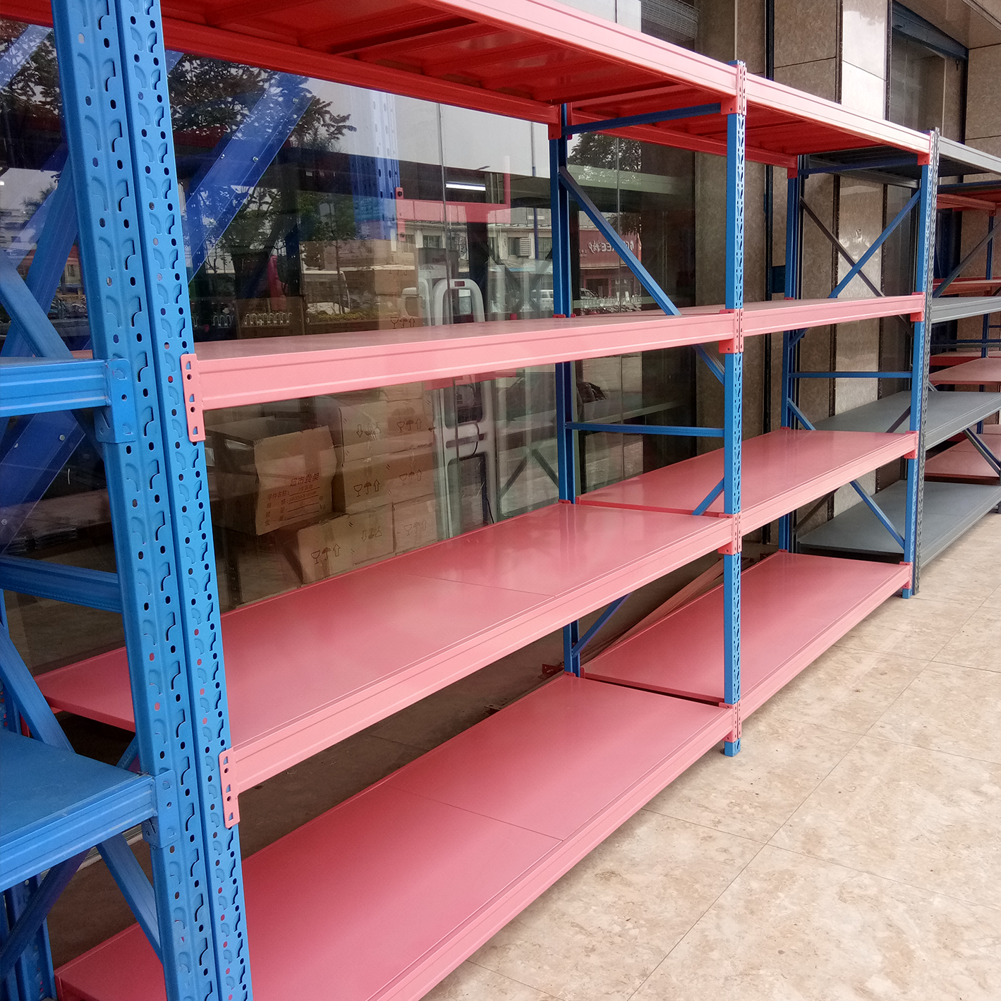 Estante reforçada com 5/6 camadas, capacidade de 300 kg, em aço laminado a frio, ajustável para armazenamento de alta densidade.