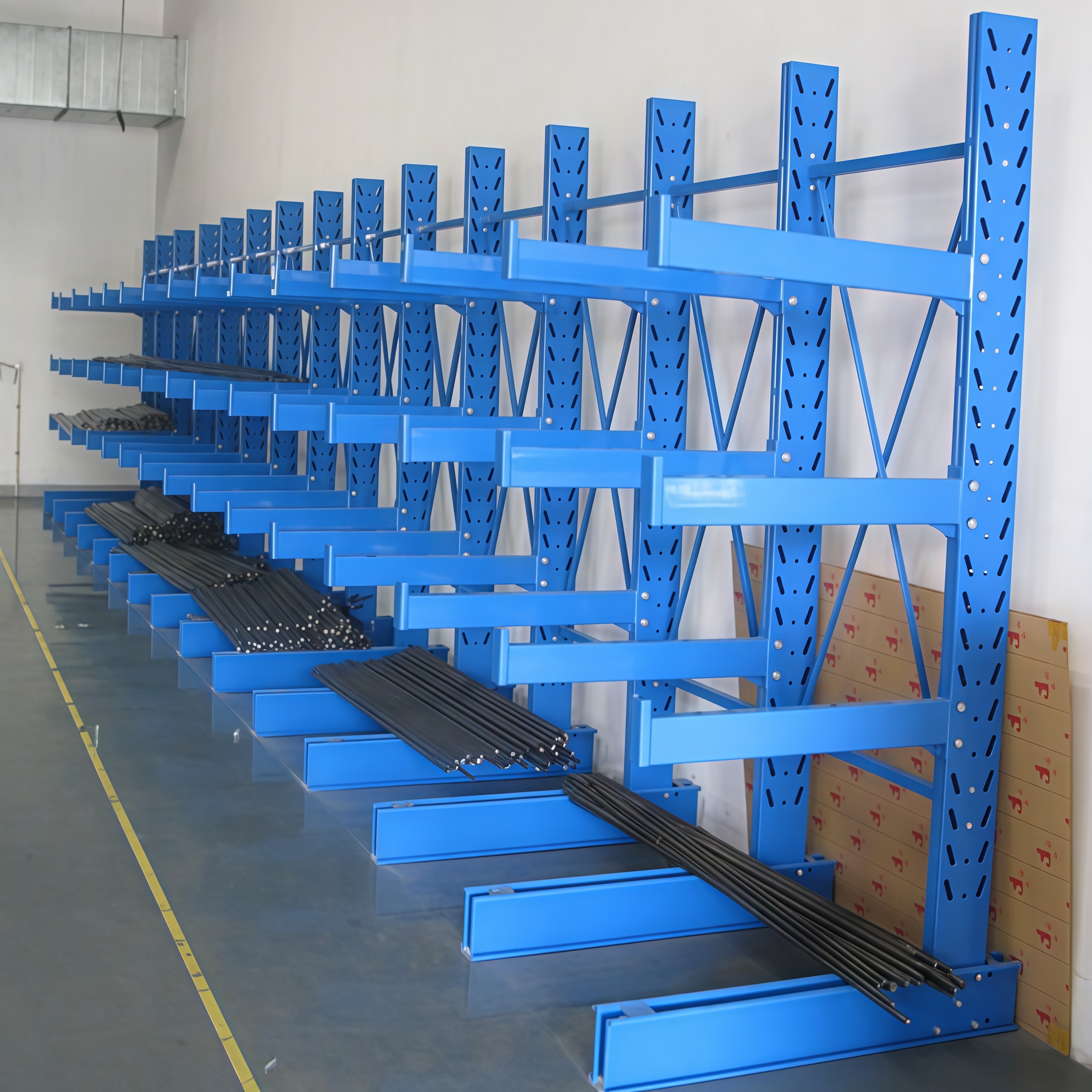 Sistema de estante cantilever resistente e durável, com 4 camadas de metal para armazenamento de tábuas e madeira, em armazéns com estrutura de tubos de aço.