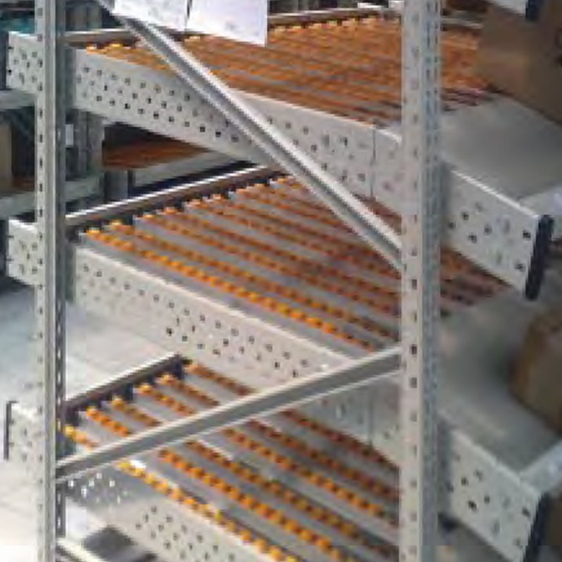 Sistema de armazenamento FIFO (First In, First Out) com estante de fluxo por gravidade para caixas de papelão em armazéns.