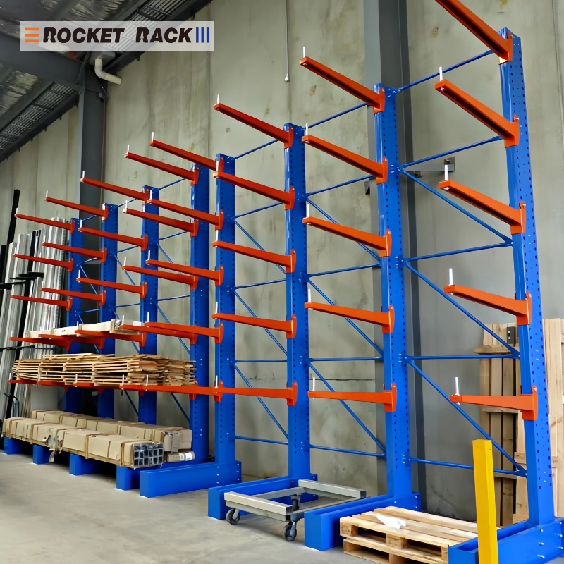 Sistema de estanteria industrial reforçada com prateleira cantilever ajustável para itens longos.