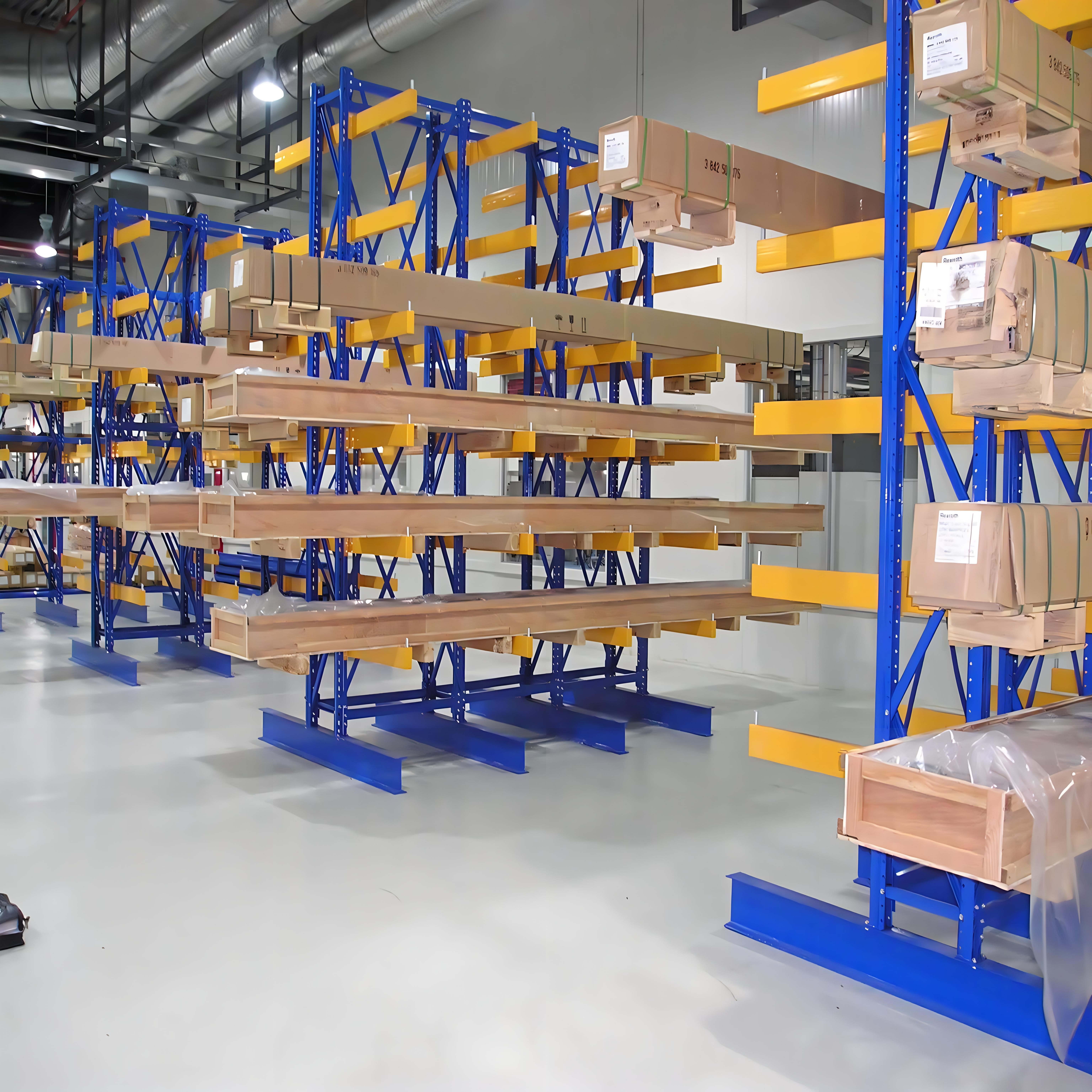 Sistema de estante cantilever resistente e durável, com 4 camadas de metal para armazenamento de tábuas e madeira, em armazéns com estrutura de tubos de aço.