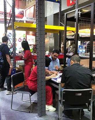 Equipe de engenharia HEDA Shelves no estande
