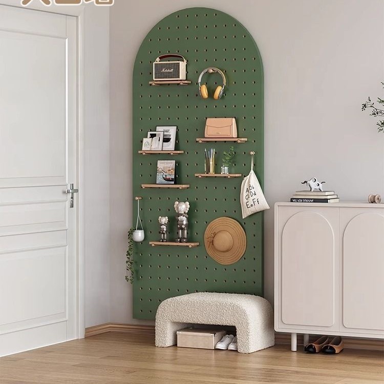 Prateleira de parede para hall de entrada, em madeira maciça, com design moderno e minimalista, formato quadrado.