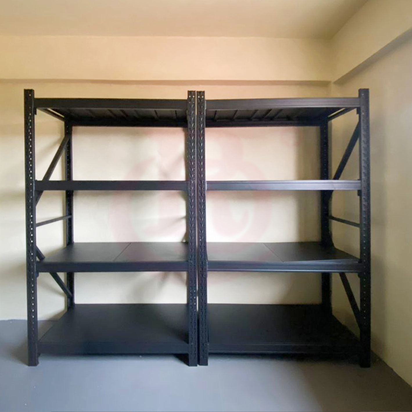 Estante reforçada com 5/6 camadas, capacidade de 300 kg, em aço laminado a frio, ajustável para armazenamento de alta densidade.