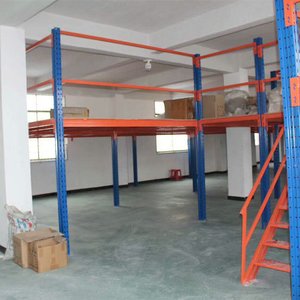 Estante mezanino metálica reforçada e personalizável, montagem sem parafusos, com vários níveis de armazenamento, revestida com pintura eletrostática nas cores azul e laranja.