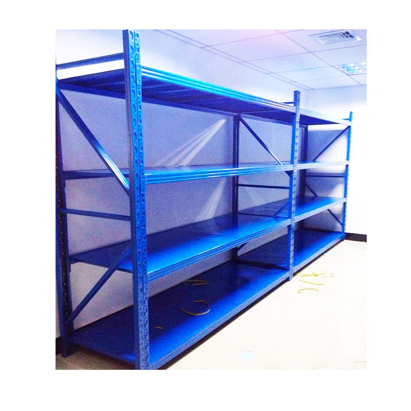 Estante industrial de armazenamento resistente para armazém, com prateleiras metálicas e plataforma de aço.