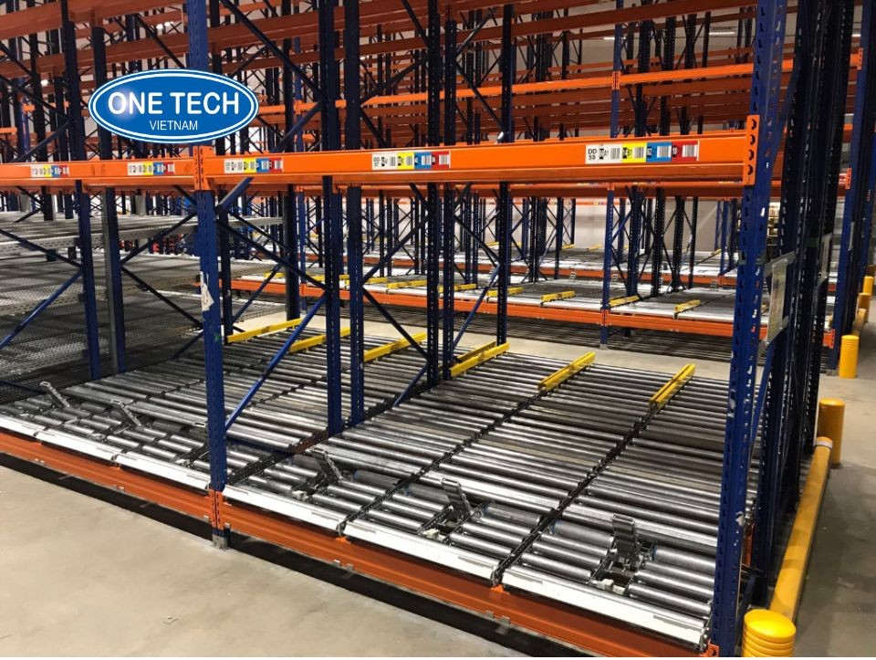 Sistema versátil de estantes modulares de aço para fluxo de caixas, com trilhos de roletes automáticos de alta resistência, design para separação rápida de pedidos e comércio eletrônico.