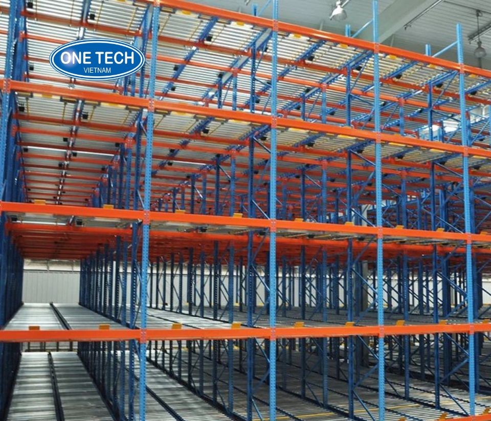 Sistema versátil de estantes modulares de aço para fluxo de caixas, com trilhos de roletes automáticos de alta resistência, design para separação rápida de pedidos e comércio eletrônico.