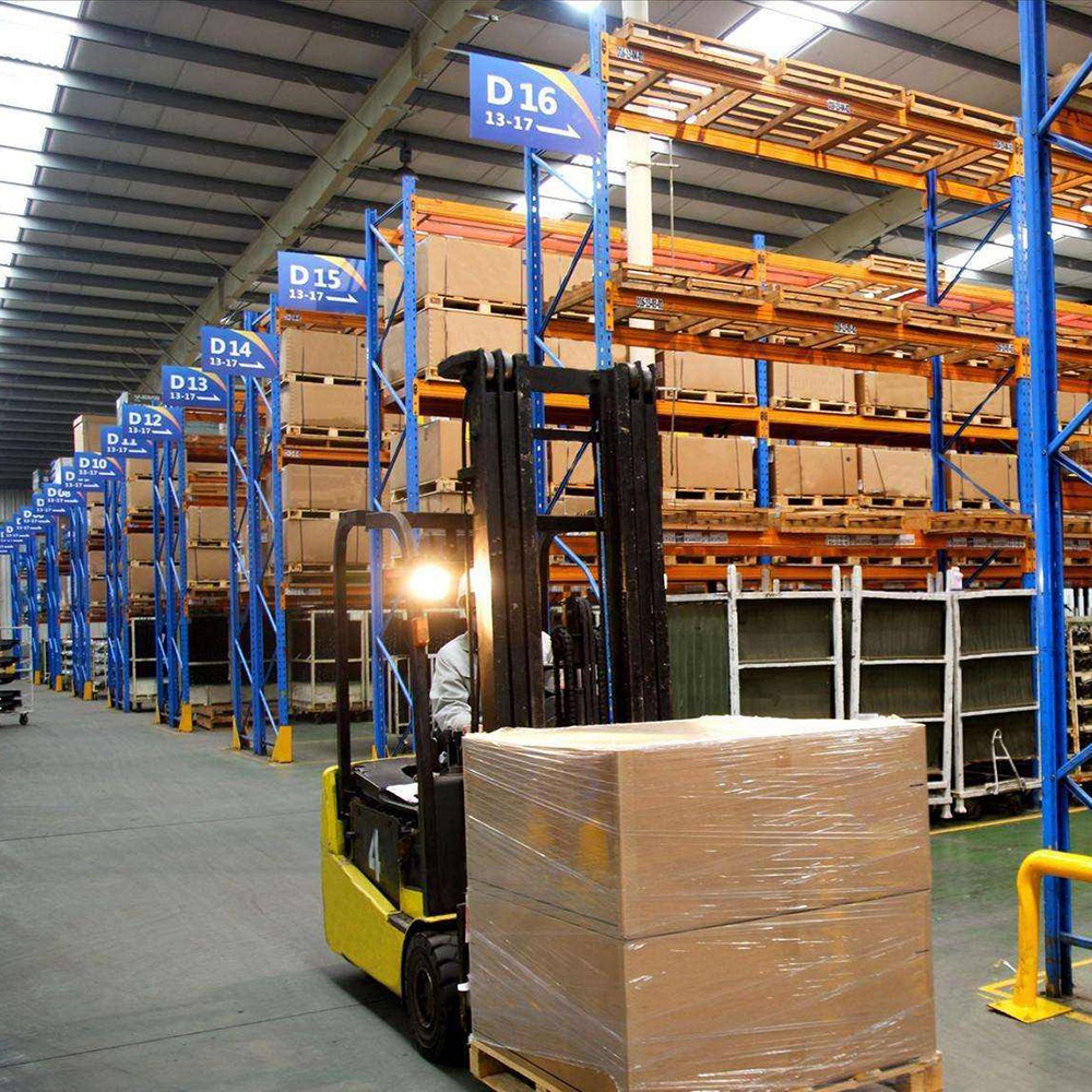 Estante porta-paletes de alta resistência para armazém, com capacidade de até 2000 kg, empilhável em cada camada.