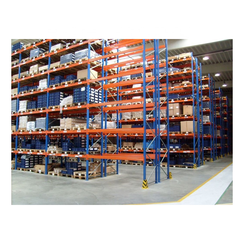 Sistema de armazenamento em armazém industrial: projeto e instalação de estanteria de paletes em aço.