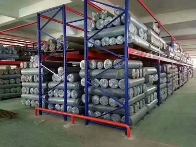 Estantes cantilever de aço estrutural reforçado para otimizar a eficiência do armazém, com suporte de carga robusto e possibilidade de personalização.