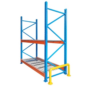 Estante porta-paletes para armazém com capacidade de carga de 2500 kg e plataforma de malha metálica.