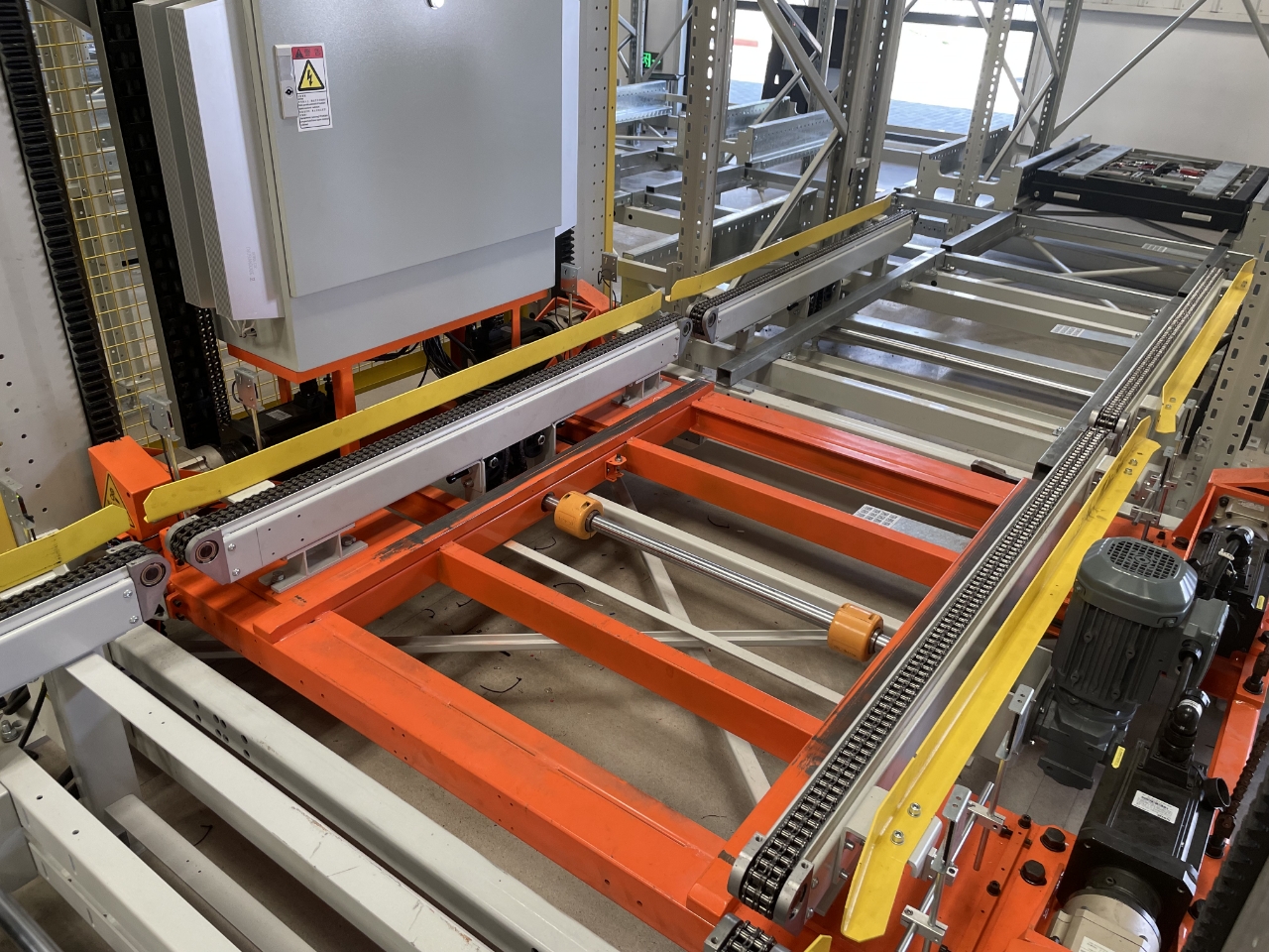 Sistema avançado e inteligente de estantes porta-paletes seletivas com sistema de transporte eficiente. Estantes e prateleiras de empilhamento de alta eficiência.