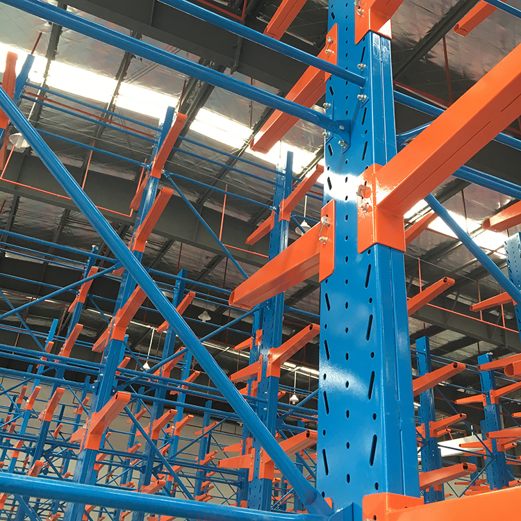Estantes cantilever de dupla face para armazém, estantes industriais robustas para paletes.