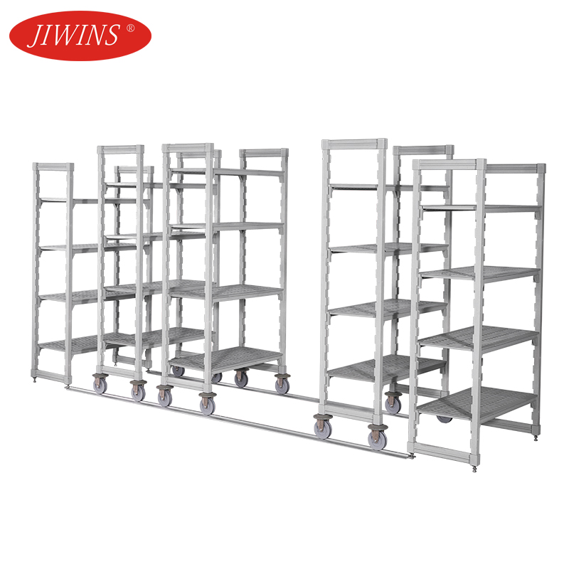 Estantes móveis de armazenamento de 4 níveis, com núcleo de aço e estrutura plástica de alta densidade, certificadas pela NSF e resistentes à ferrugem, para uso comercial e industrial. Capacidade de 250 kg.