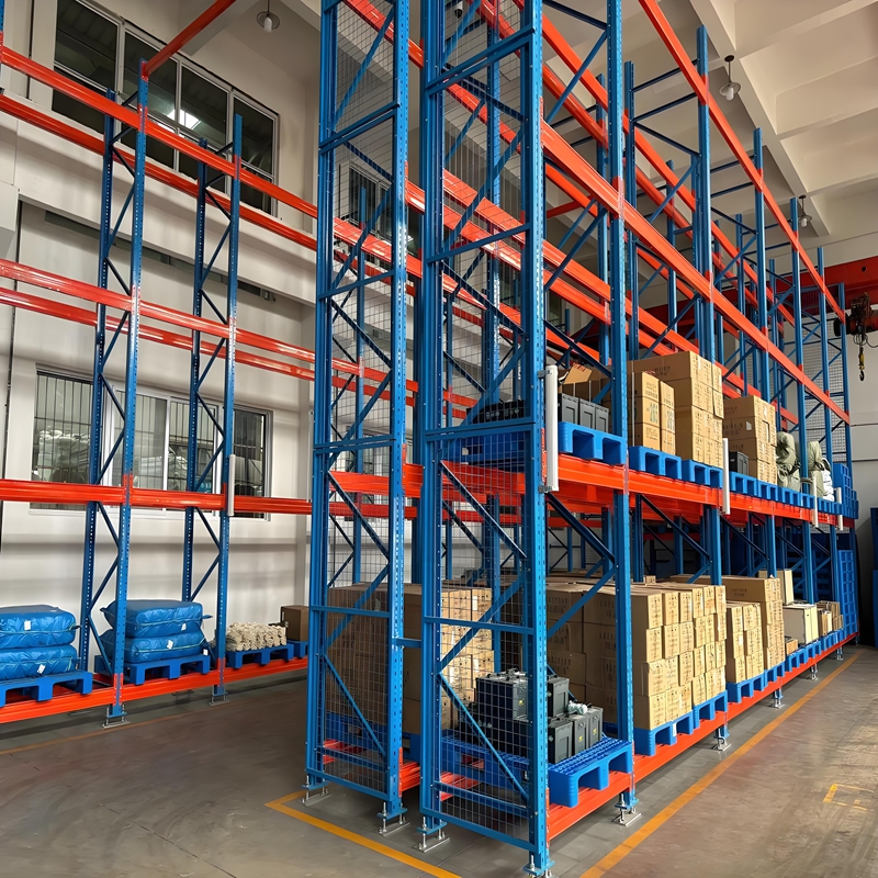 Estante porta-paletes industrial de alta capacidade com 5 camadas e sistema drive-in, ajustável, durável e com revestimento em pó antiferrugem.