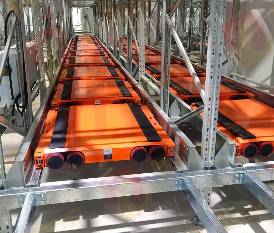 Sistema avançado e inteligente de estantes porta-paletes seletivas com sistema de transporte eficiente. Estantes e prateleiras de empilhamento de alta eficiência.