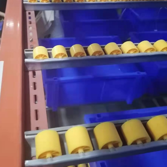 Sistema de armazenamento industrial de alta resistência com 5 camadas e alimentação por gravidade, ideal para armazéns e para otimizar a separação de pedidos de caixas e embalagens.