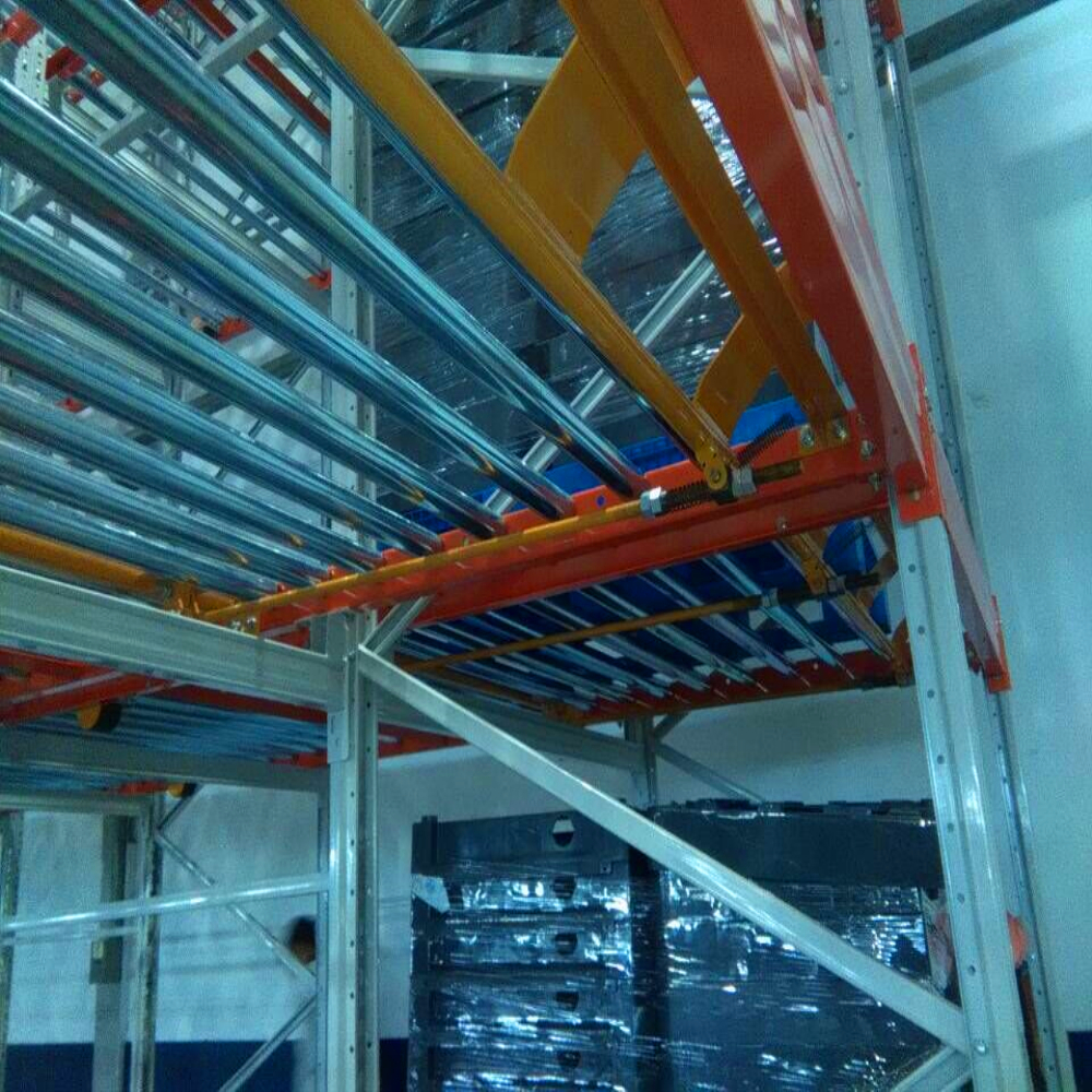 Sistema de estantes dinâmicas FIFO com roletes de aço reforçado Kaku para armazenamento de carga e equipamentos em armazéns. Modelo KKMR00021.