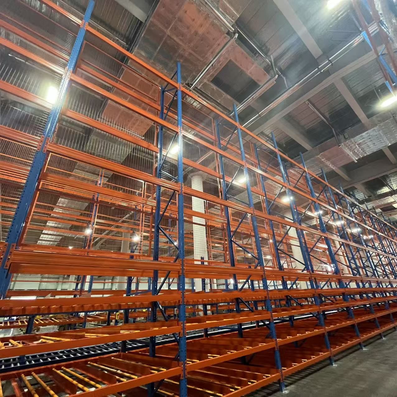Sistema de estantes de fluxo contínuo personalizável em aço reforçado com 5 camadas para caixas de papelão, ideal para inventário FIFO.