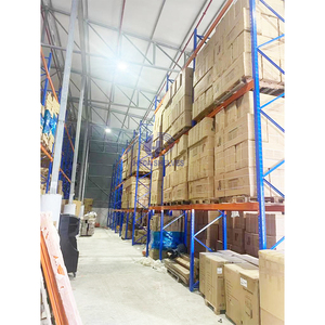 Sistema de estantes industriais para paletes, robusto e ideal para armazéns.