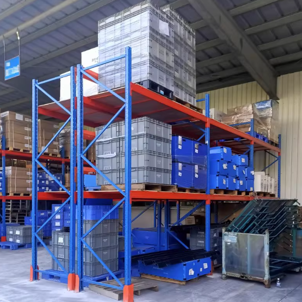 Estantes industriais de aço reforçado com 5 camadas de arame, proteção contra corrosão e altura ajustável.