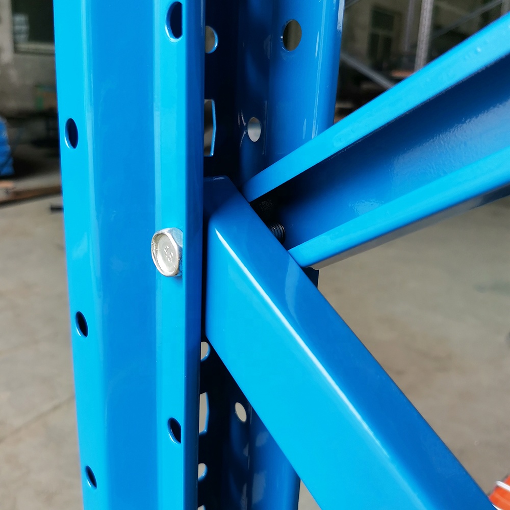 Estante porta-paletes para armazém com capacidade de carga de 2500 kg e plataforma de malha metálica.