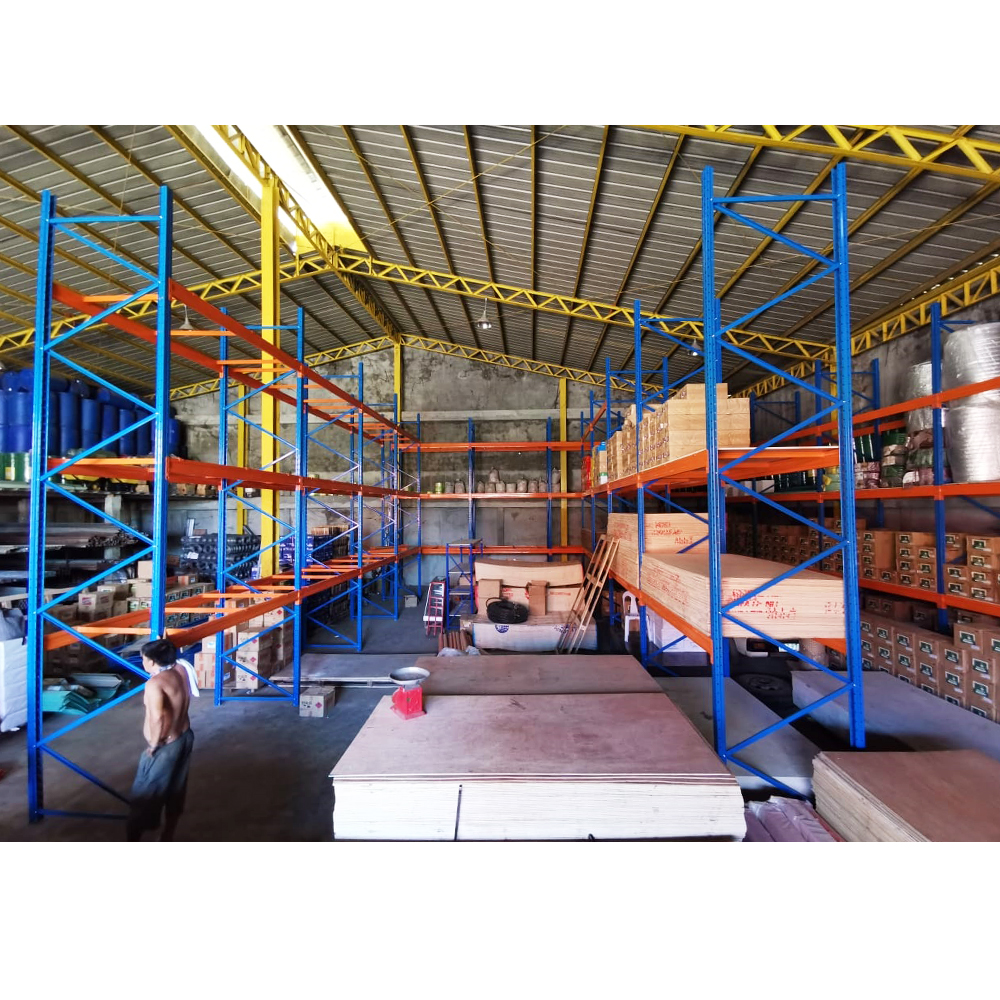 Estante de aço para armazenamento de materiais industriais de alta resistência.