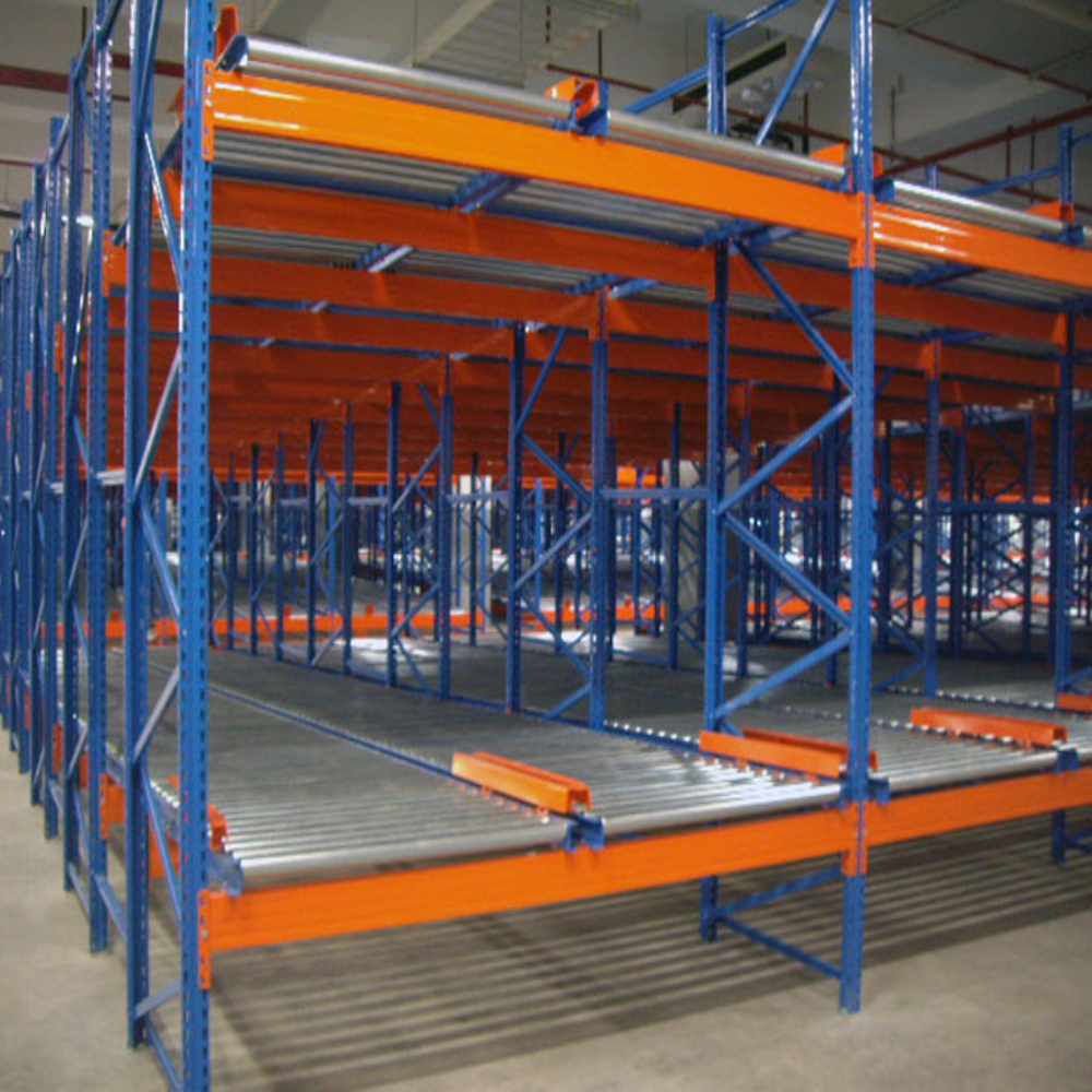 Sistema de estantes dinâmicas FIFO com roletes de aço reforçado Kaku para armazenamento de carga e equipamentos em armazéns. Modelo KKMR00021.