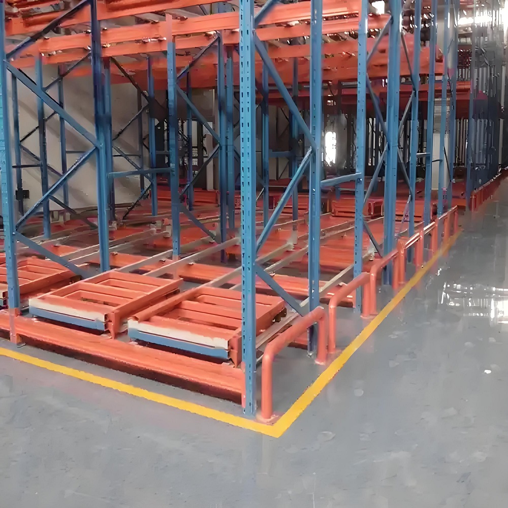 Sistema de estantes de armazenamento de alta resistência com dupla profundidade e sistema de empurrar para trás