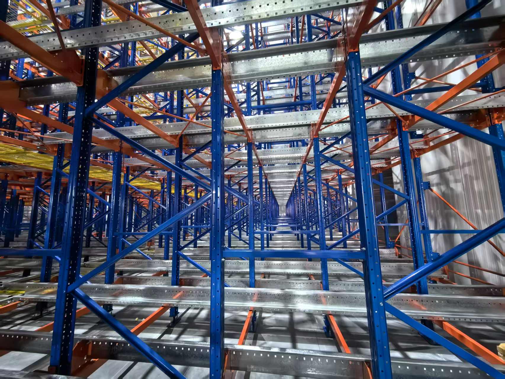 Sistema personalizado de armazenamento e recuperação automático de paletes ASRS (Automatic Storage Recovery System - Sistema Inteligente de Estanterias para Paletes)