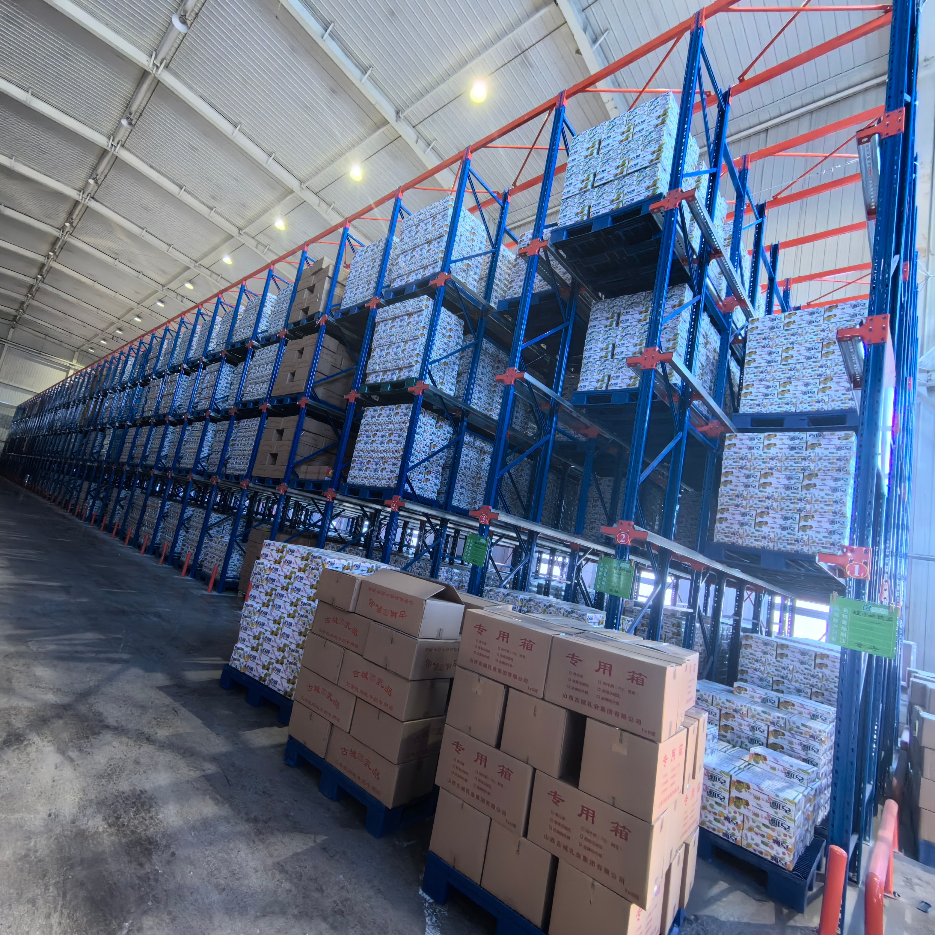 Soluções personalizadas de armazenagem para alta capacidade de carga: Estantes empilháveis, Estantes Drive-In para Paletes, Estantes Metálicas para Paletes FIFO, Sistemas de Prateleiras de Aço