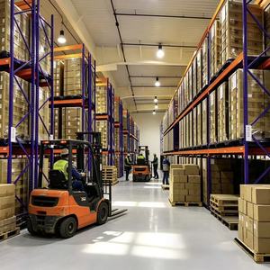 Sistema de estantes drive-in, estantes de armazenamento de alta densidade para armazéns, estantes metálicas industriais personalizadas e resistentes, ajustáveis ​​para paletes.