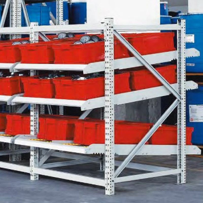Sistema de armazenamento FIFO (First In, First Out) com estante de fluxo por gravidade para caixas de papelão em armazéns.