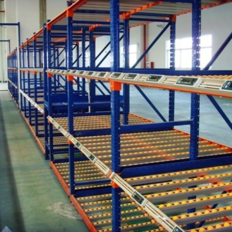 Sistema de estantes de aço para caixas de papelão, com proteção contra corrosão, que economiza espaço e é ideal para operações de armazenagem de caixas pequenas com separação rápida de pedidos.