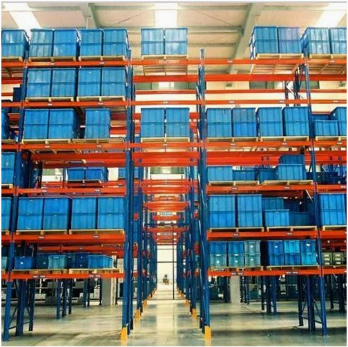 Estante porta-paletes industrial de alta capacidade com 5 camadas e sistema drive-in, ajustável, durável e com revestimento em pó antiferrugem.