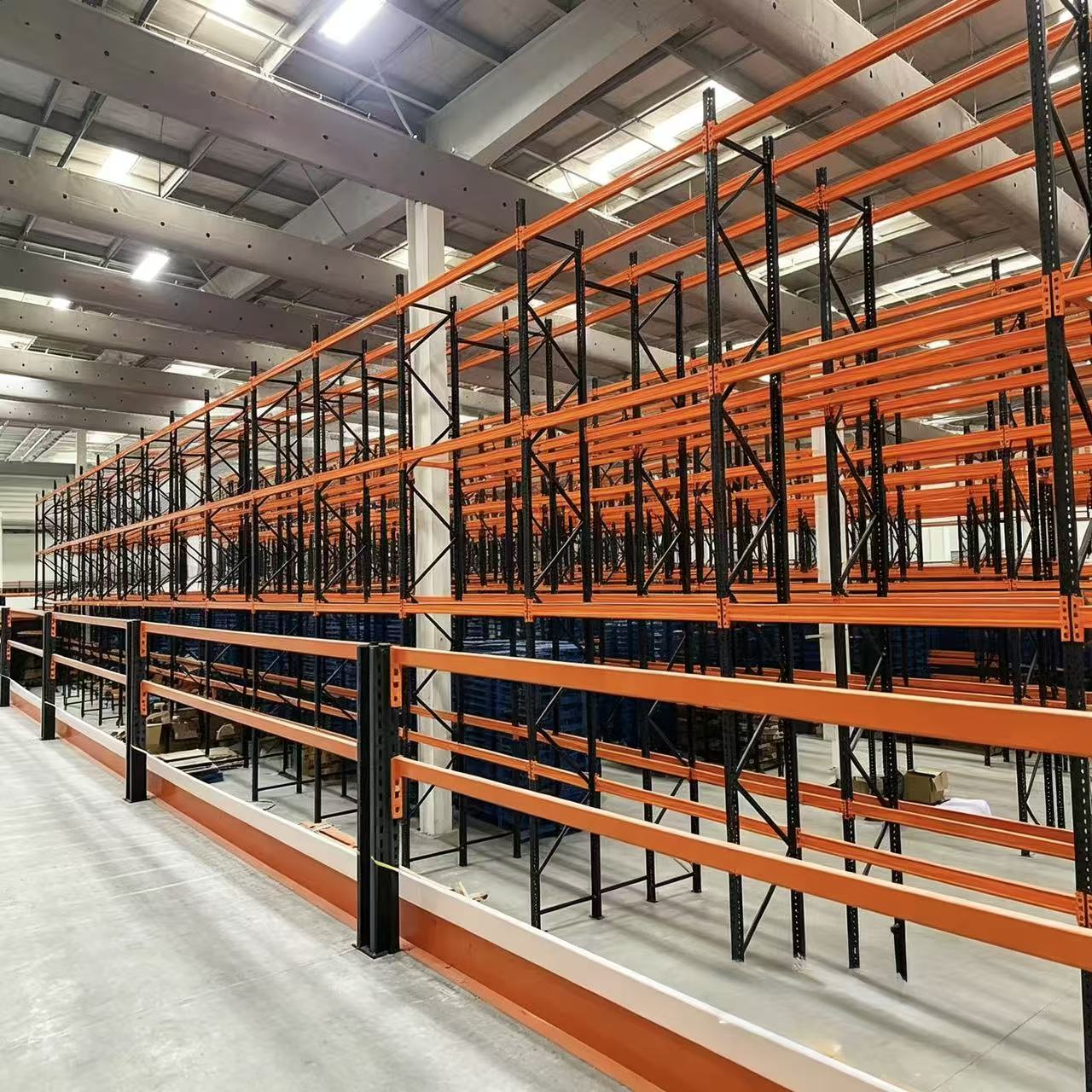 Sistema de estantes drive-in, estantes de armazenamento de alta densidade para armazéns, estantes metálicas industriais personalizadas e resistentes, ajustáveis ​​para paletes.