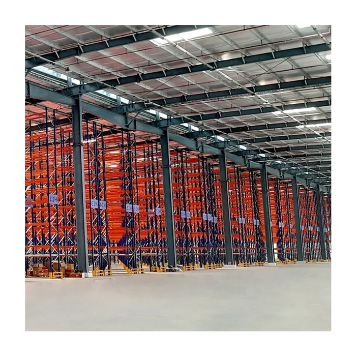 Sistema de armazenamento em armazém industrial: projeto e instalação de estanteria de paletes em aço.
