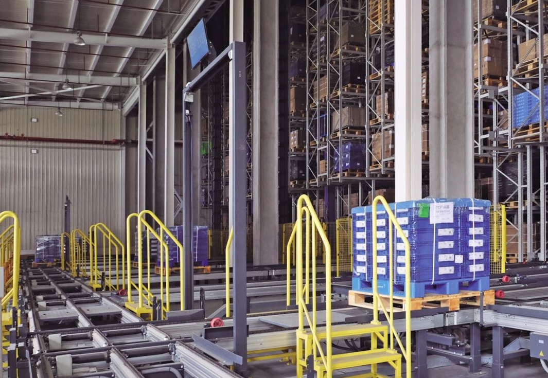 Sistema avançado e inteligente de estantes porta-paletes seletivas com sistema de transporte eficiente. Estantes e prateleiras de empilhamento de alta eficiência.